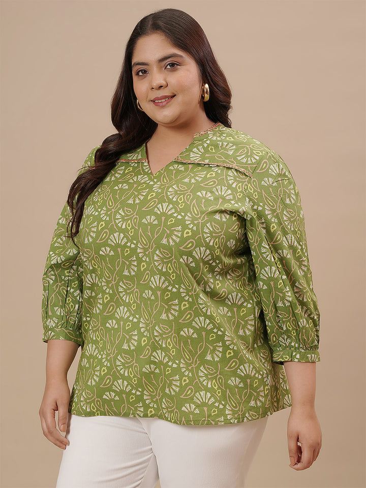 Plus-size woman in left side view wearing Green Plus Size Floral Top with floral pattern and relaxed fit