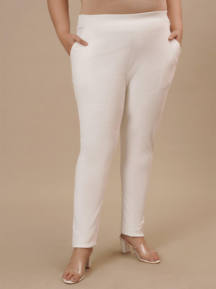 Plus-size woman in front look wearing White Plus Size Jeggings with slim fit and clean, modern style